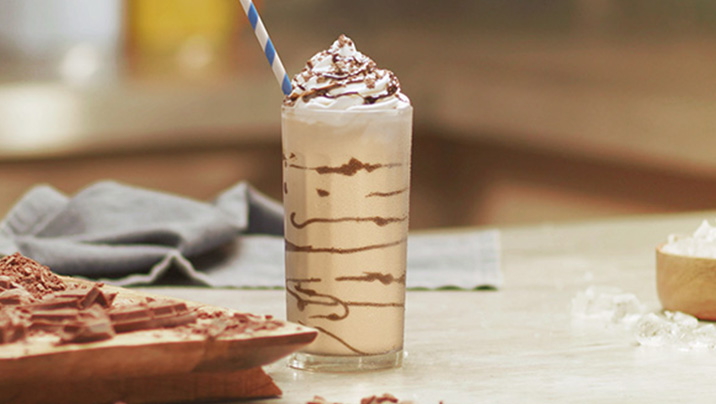 бокал nescafé фраппе капучино с шоколадом на столе