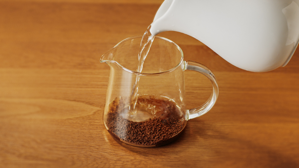 кофе в прозрачной емкости заливается горячей водой