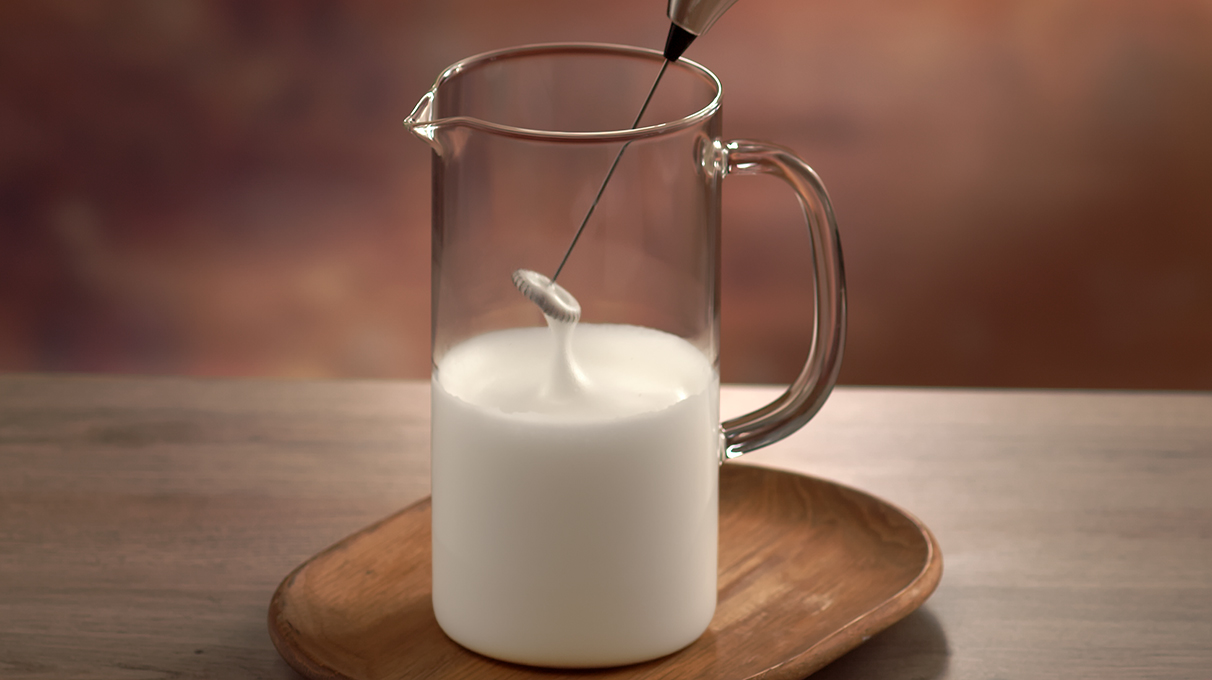 взбивание молока в графине