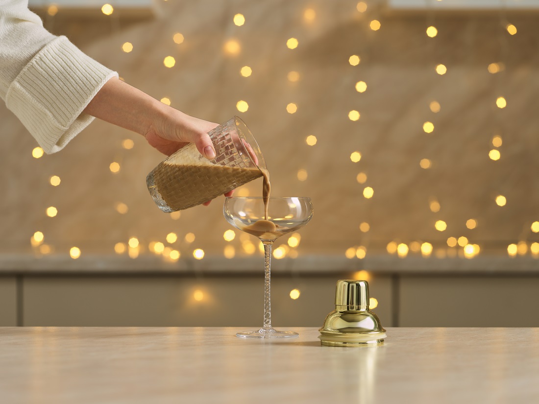 перелейте в бокал и украсьте молотой корицей