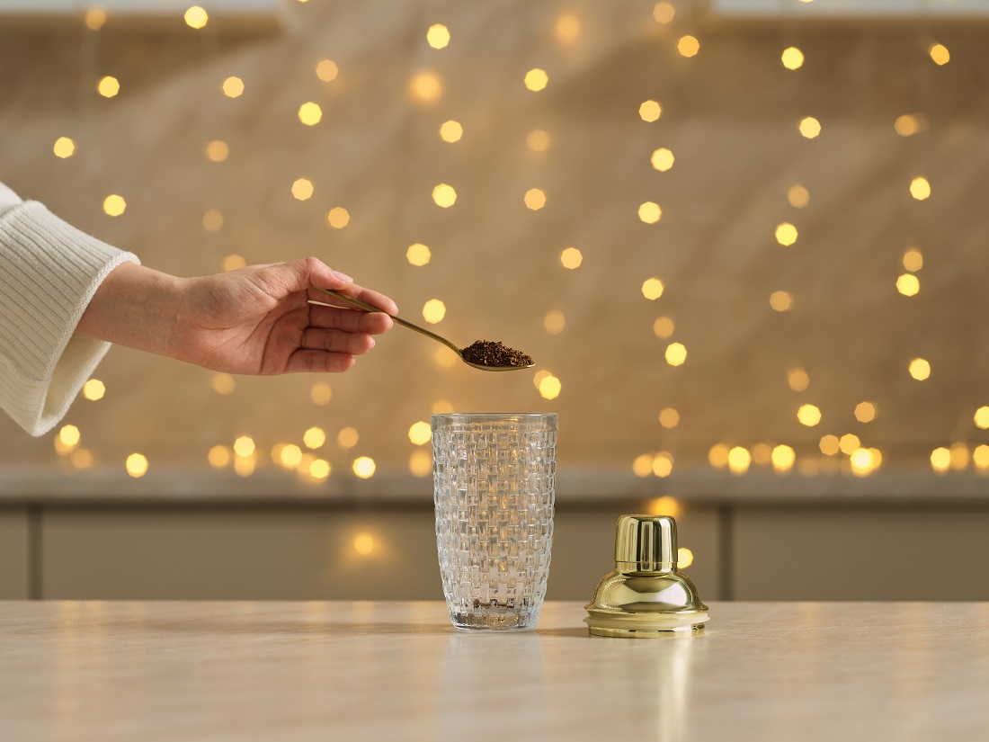 добавьте все ингредиенты в шейкер