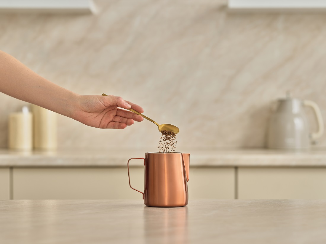 залейте кофе горячей водой