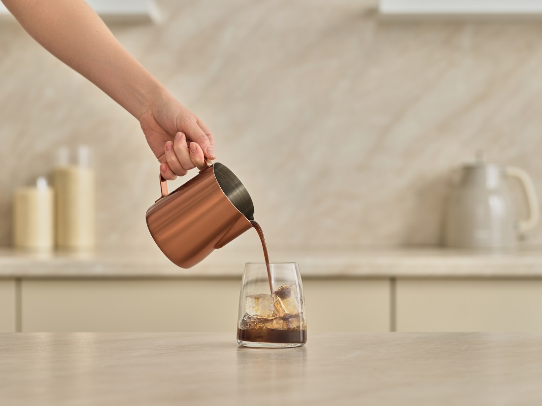 наполните бокал льдом и добавьте сверху кофе