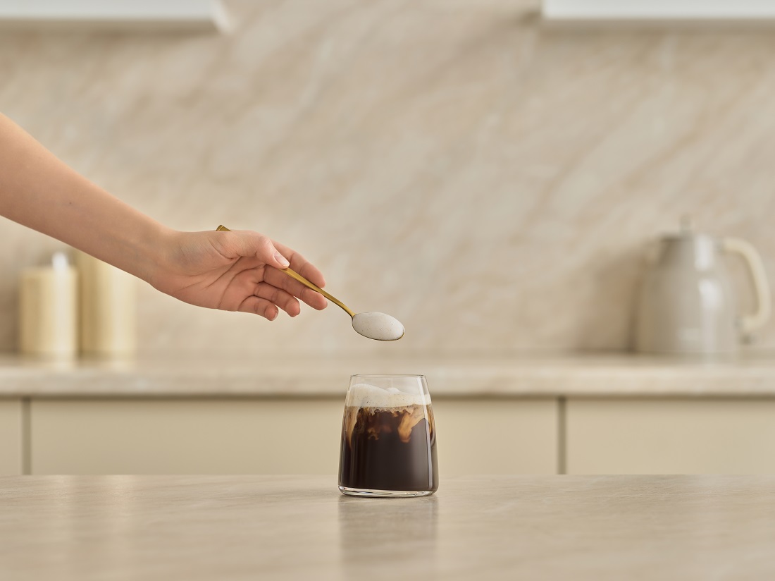 в высоком стакане взбейте молоко с корицей, пока оно не увеличится вдвое и добавьте полученную пенку в кофе