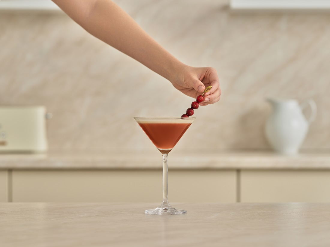 украсьте клюквой и долькой лайма