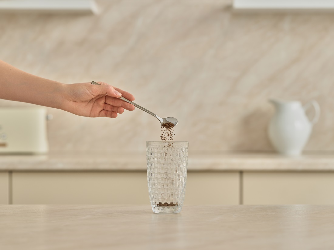 добавьте все ингредиенты в шейкер