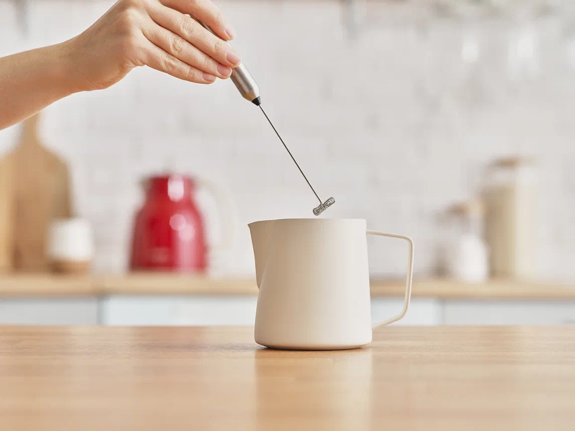 медленно нагрейте кофейную смесь и взбейте