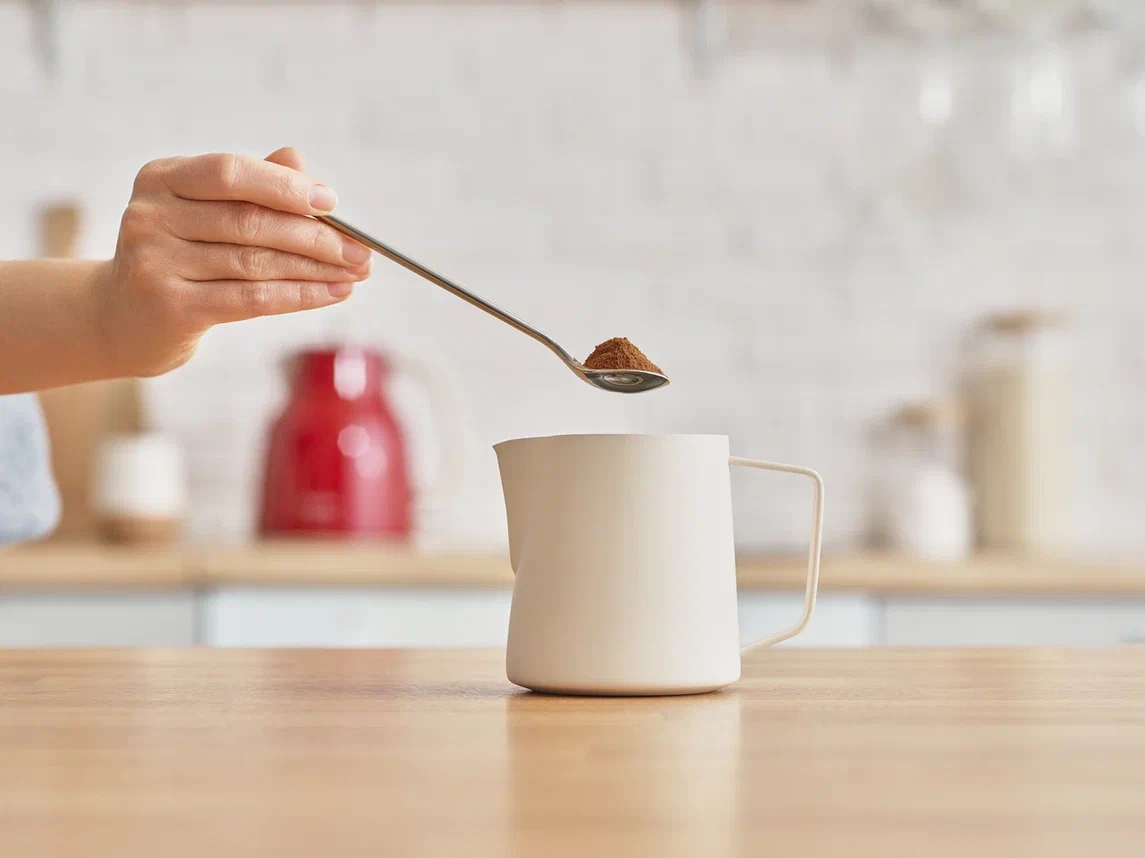 смешайте кофе с молоком и сиропами