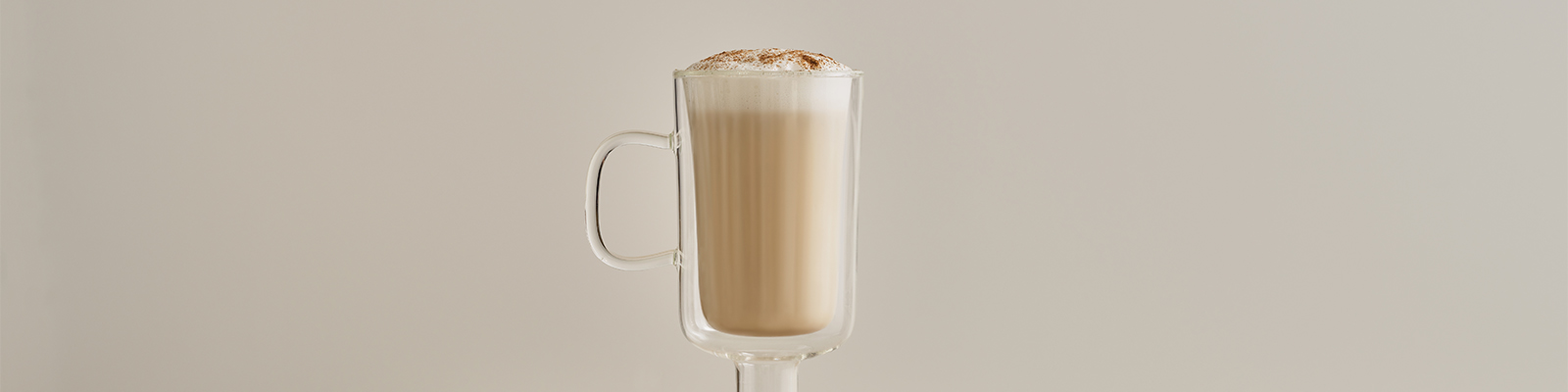 бокал с кокосовым латте