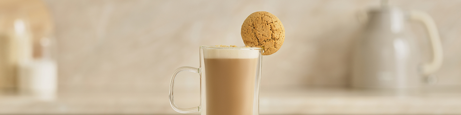 бокал с кофе с имбирем и корицей