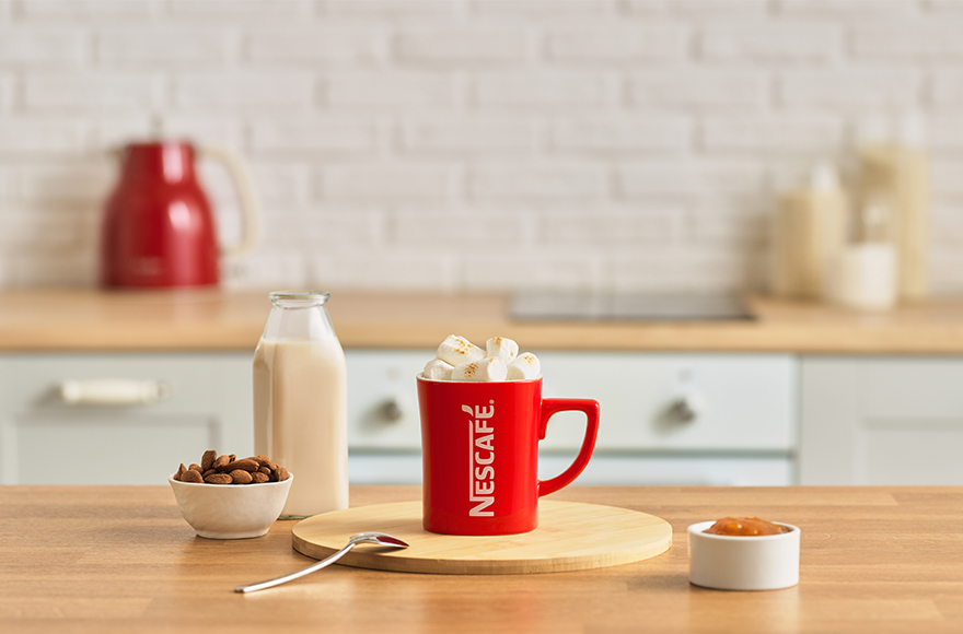 бокал с кофе с миндалем и абрикосом