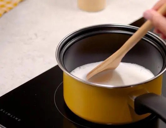 подогрейте молоко с карамельным сиропом и щепоткой морской соли