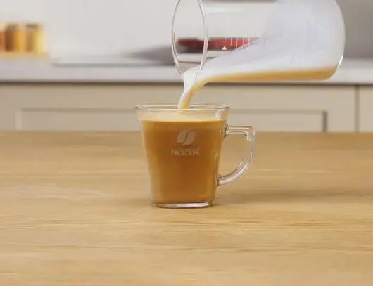 добавьте полученную пенку в кофе