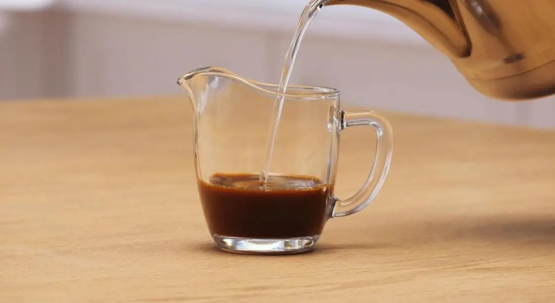 залейте кофе горячей водой