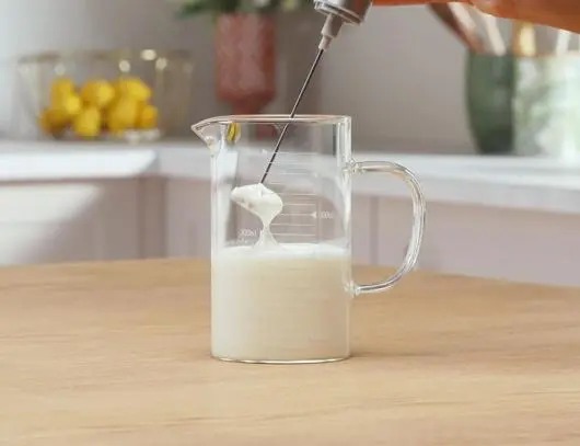 взбейте молоко до образования пенки