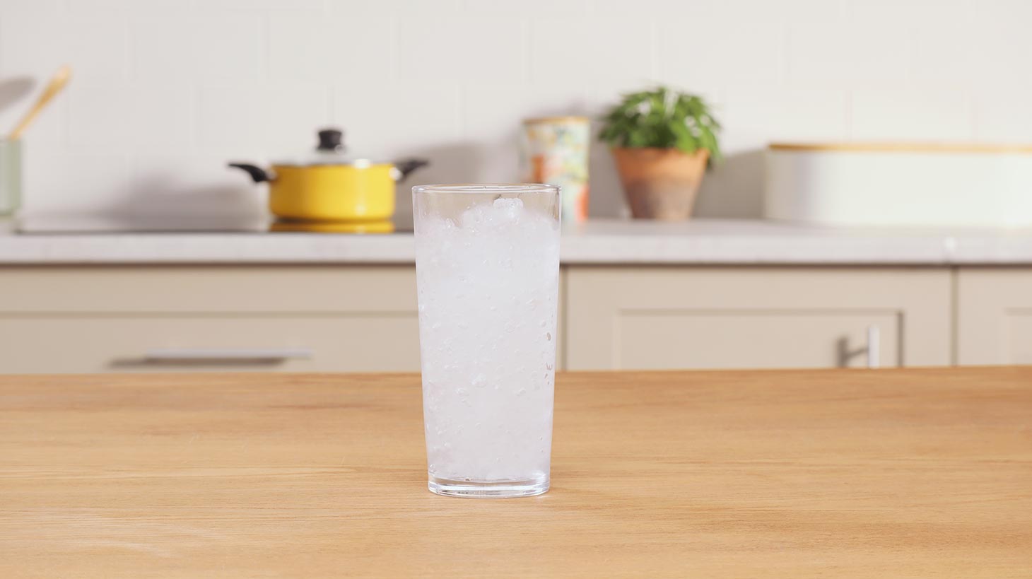 наполните бокал колотым льдом