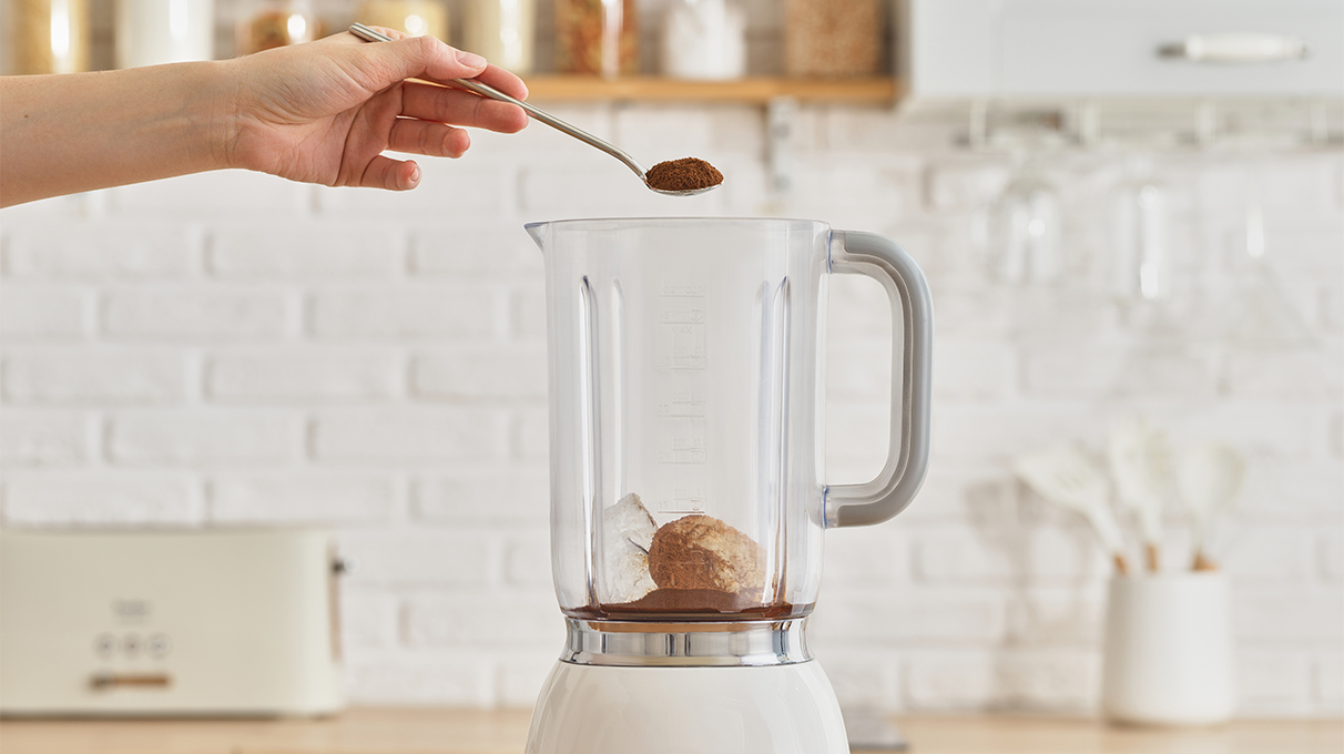 Добавьте все ингредиенты кроме 1 печенья в блендер