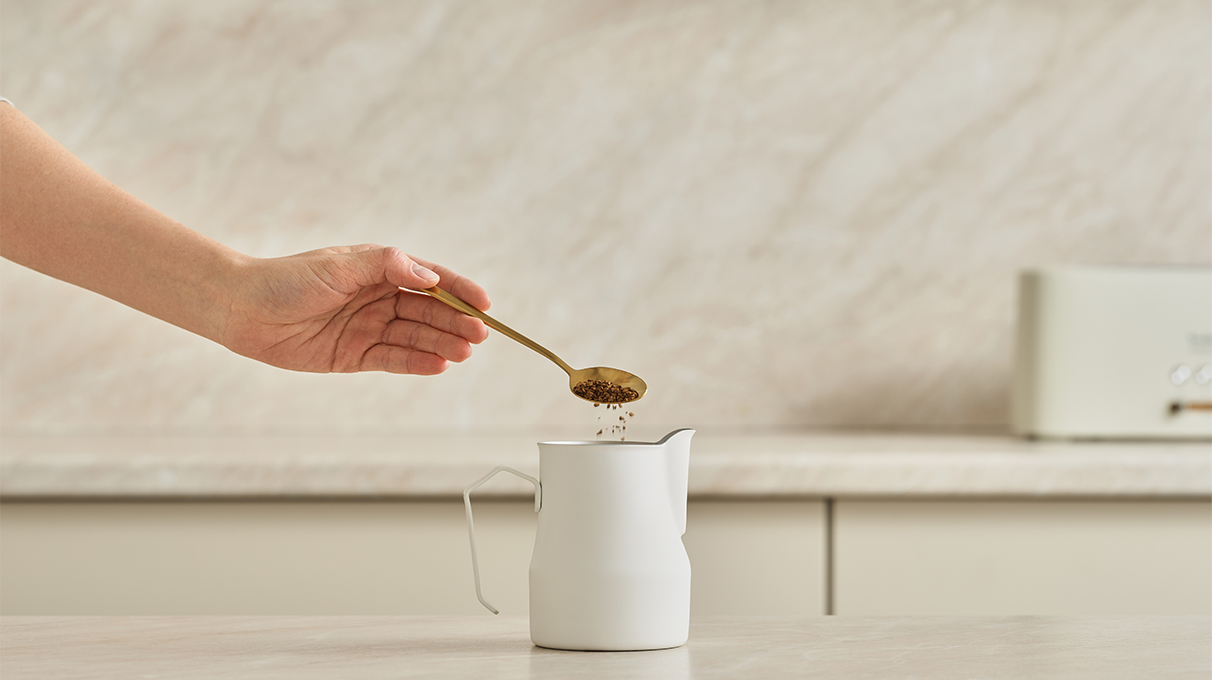 Подогрейте молоко, добавьте в него кофе НЕСКАФÉ® и тыквенный сироп.