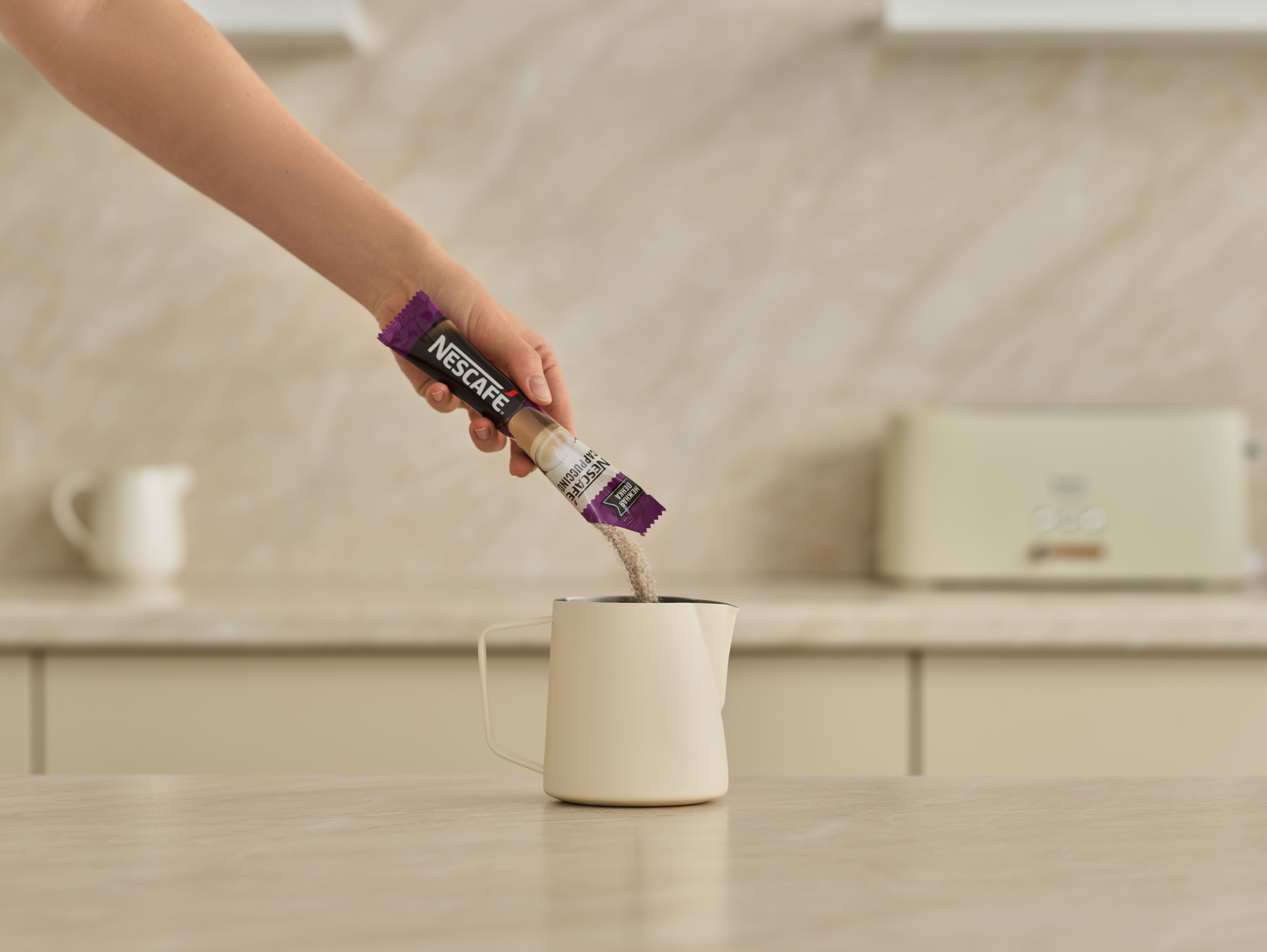 Залейте НЕСКАФÉ® Cappuccino теплой водой Залейте НЕСКАФÉ® Cappuccino теплой водой