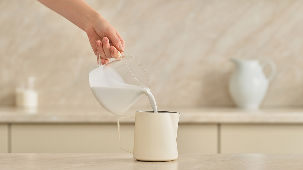 Залейте теплым кокосовым растительным напитком