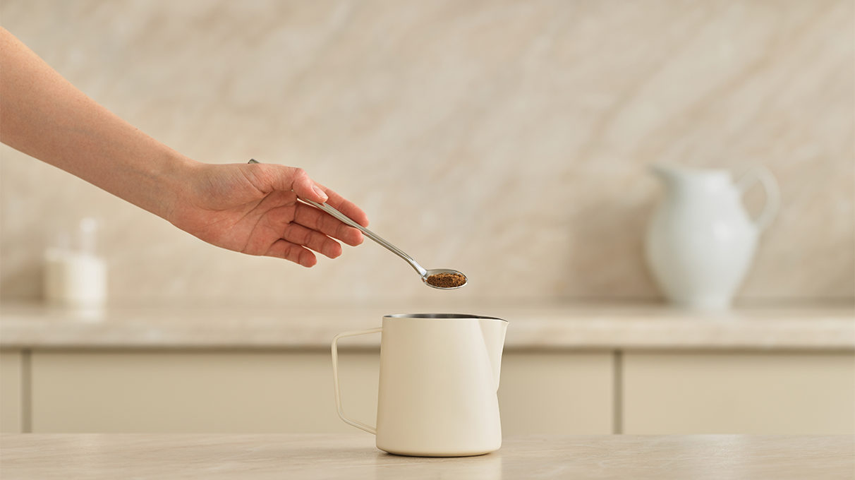 Добавьте молотый мускатный орех и размешайте