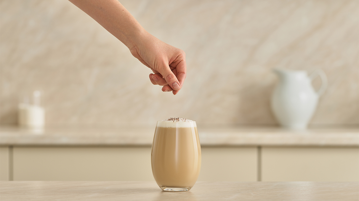 Перелейте в бокал и украсьте какао