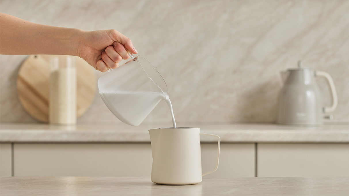 Залейте горячим кокосовым напитком