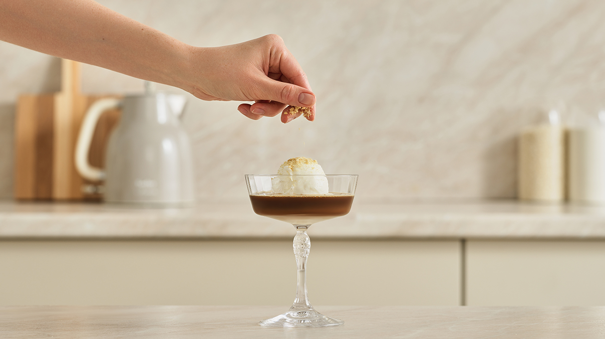 Украсьте дробленным печеньем