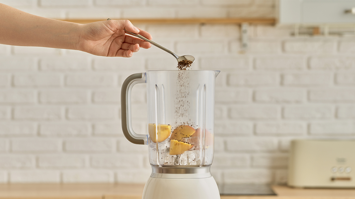 Добавьте все ингредиенты в блендер