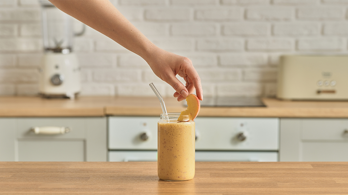 Украсьте долькой персика и наслаждайтесь!