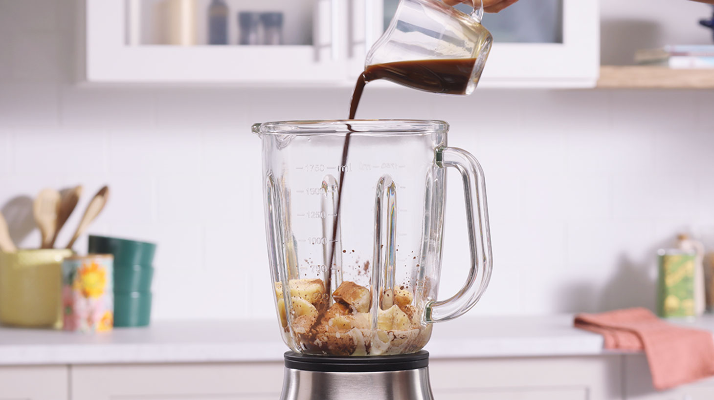 Добавьте все ингредиенты в блендер Добавьте все ингредиенты в блендер