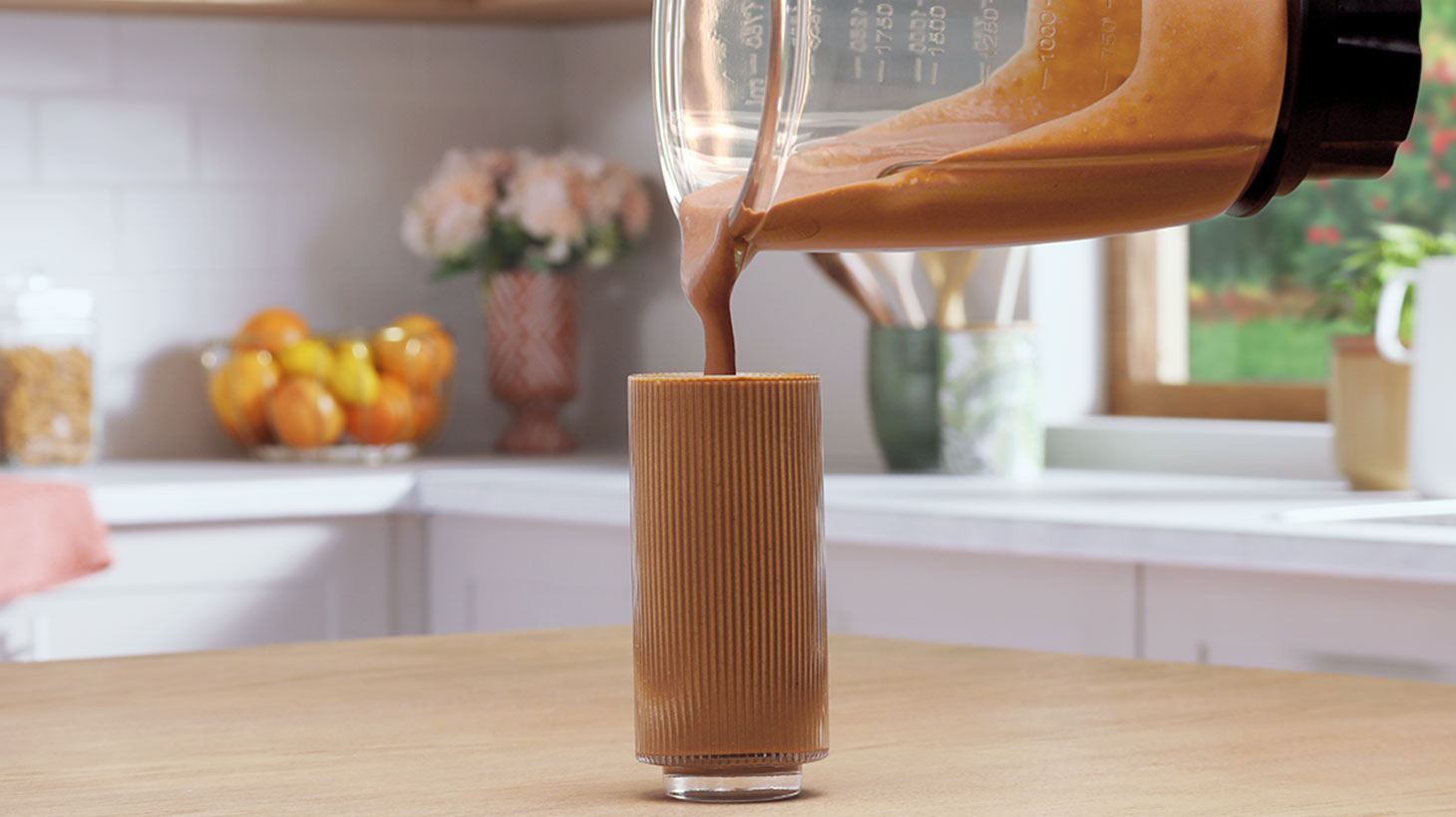 Перелейте в высокий прозрачный бокал Перелейте в высокий прозрачный бокал