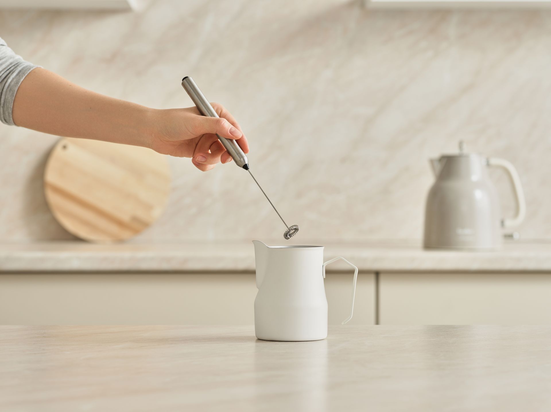 В отдельной ёмкости взбейте молоко с сиропом «ириска» до образования пенки