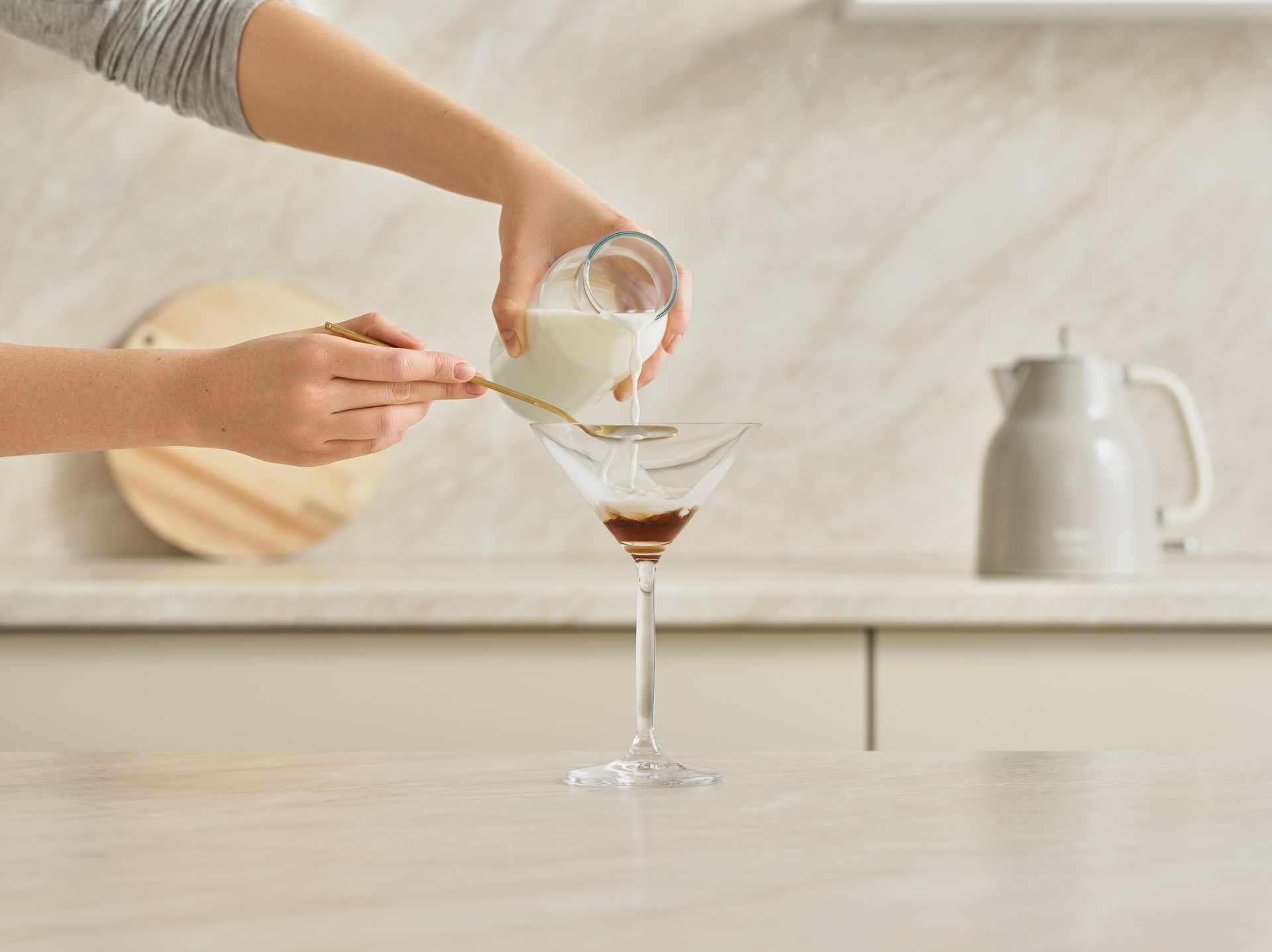 Последовательно добавьте все ингредиенты в бокал: сначала сироп «Крем-брюле», затем кофе, молоко и пенка