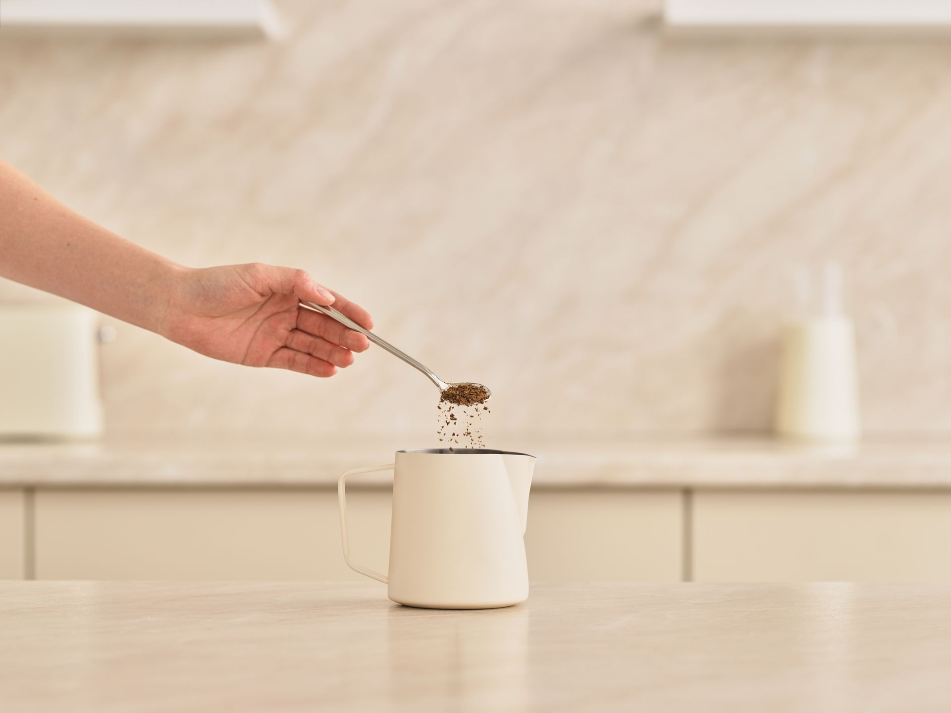 В отдельной ёмкости залейте кофе тёплым молоком