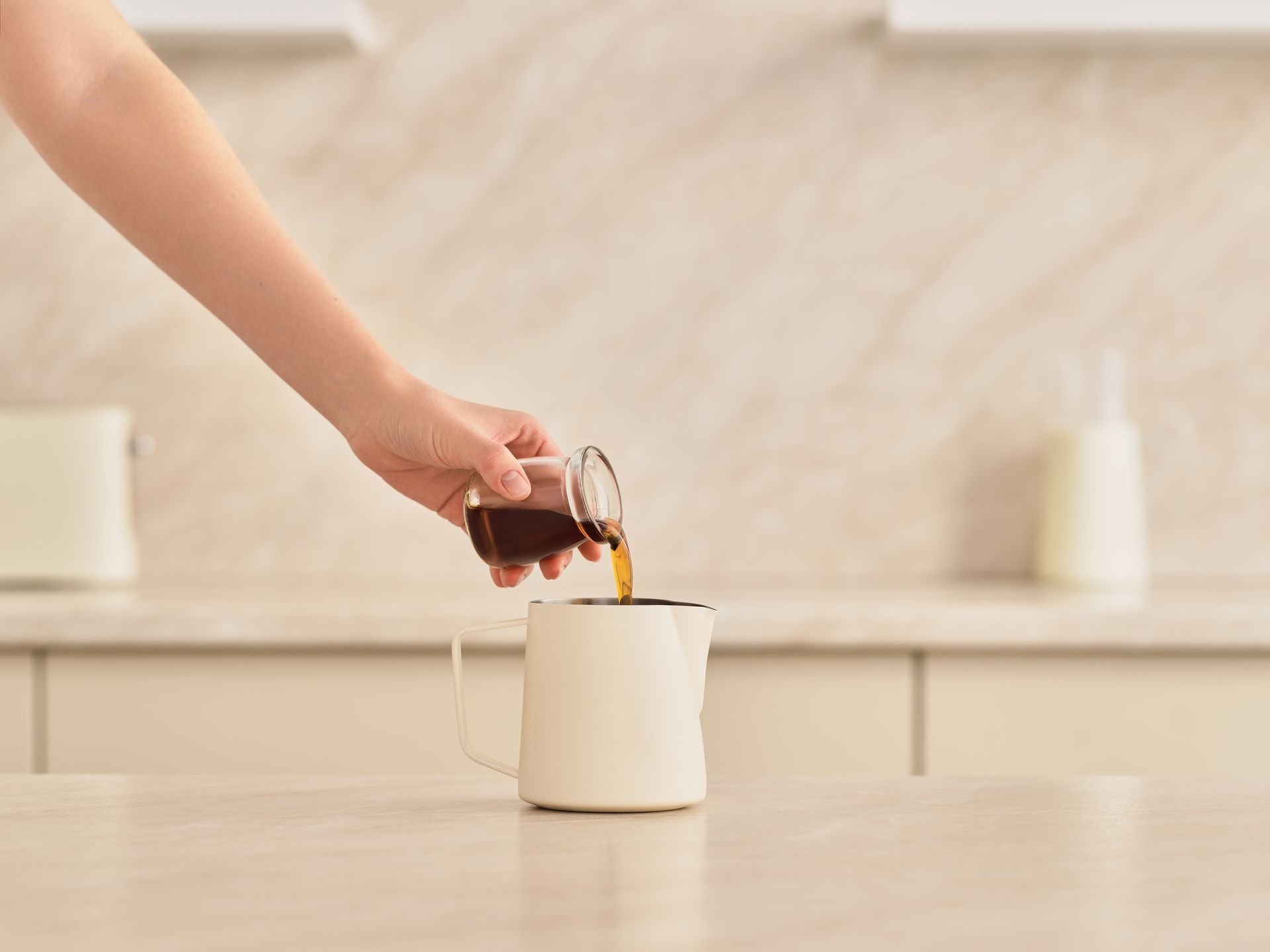 Добавьте сироп и перемешайте