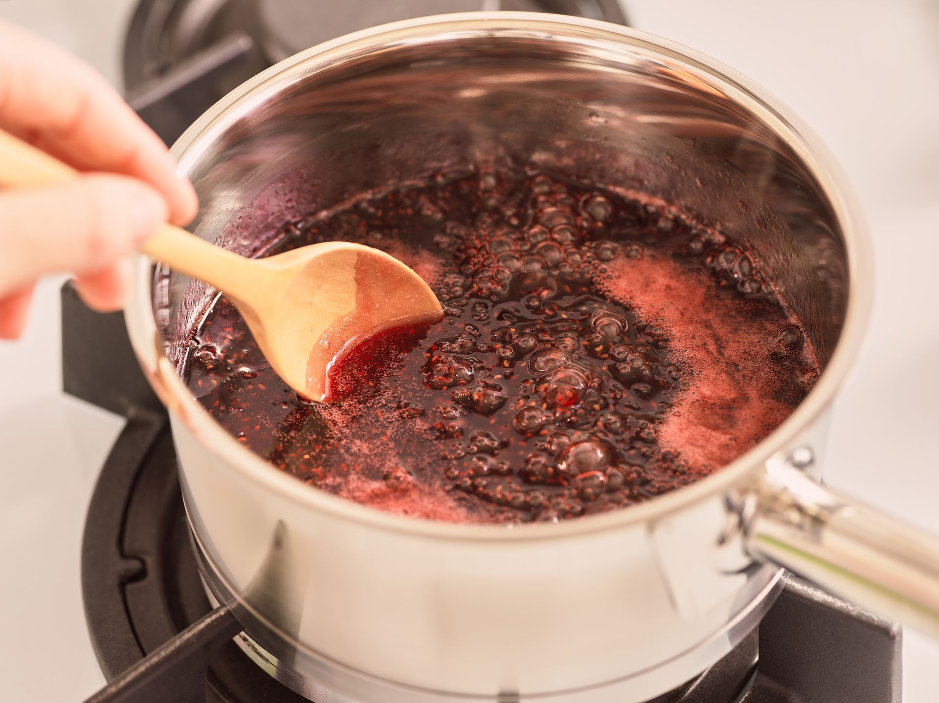 Приготовьте ягодный кули: разомните и прокипятите ягоды с коричневым сахаром и лимонным соком. Перелейте в бокал