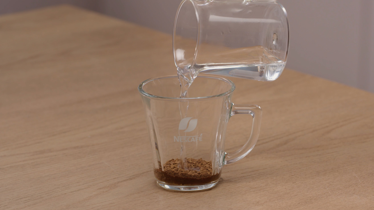 Залейте кофе горячей водой