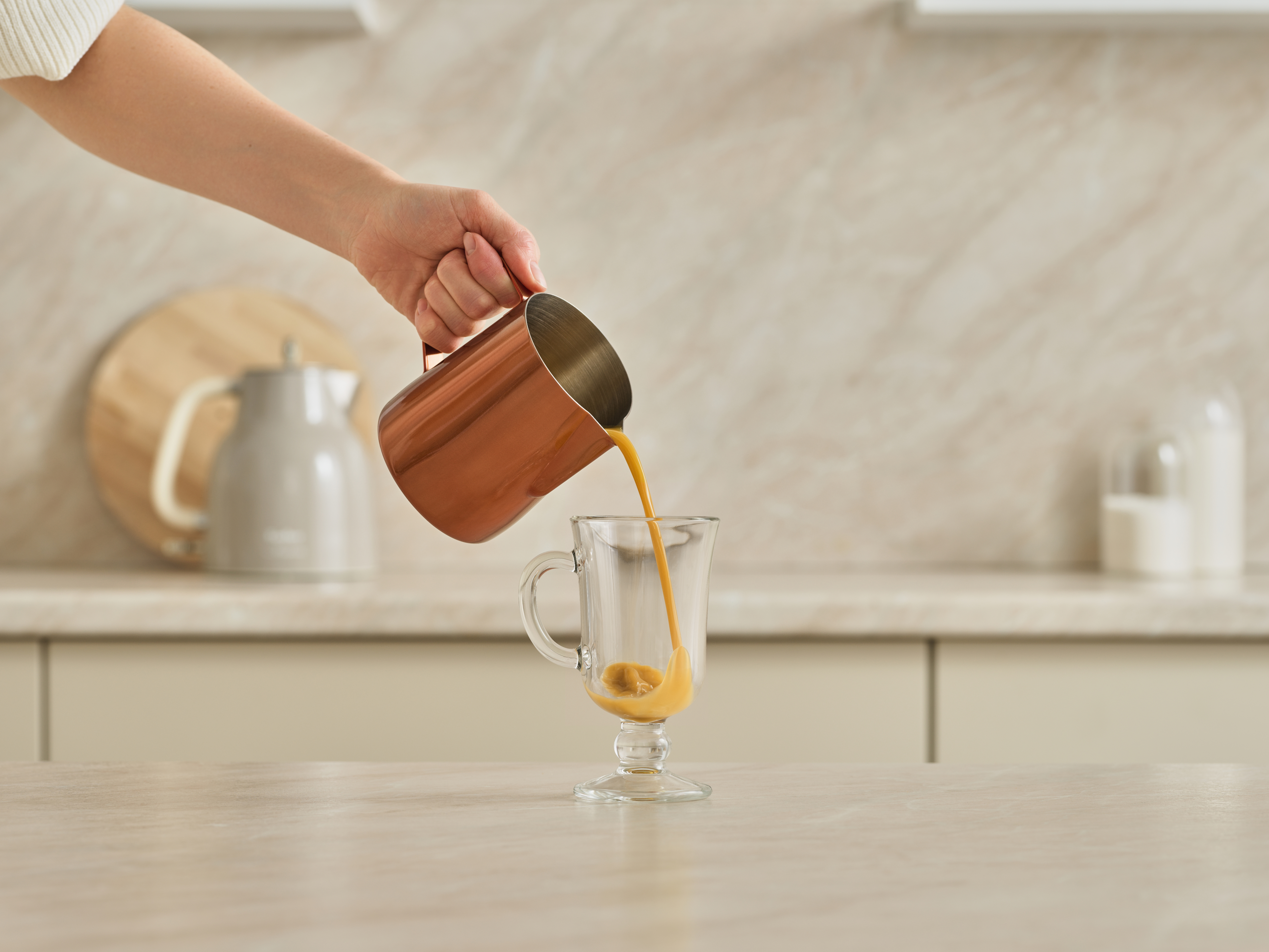 Перелейте в бокал. По желанию украсьте маршмеллоу Перелейте в бокал. По желанию украсьте маршмеллоу