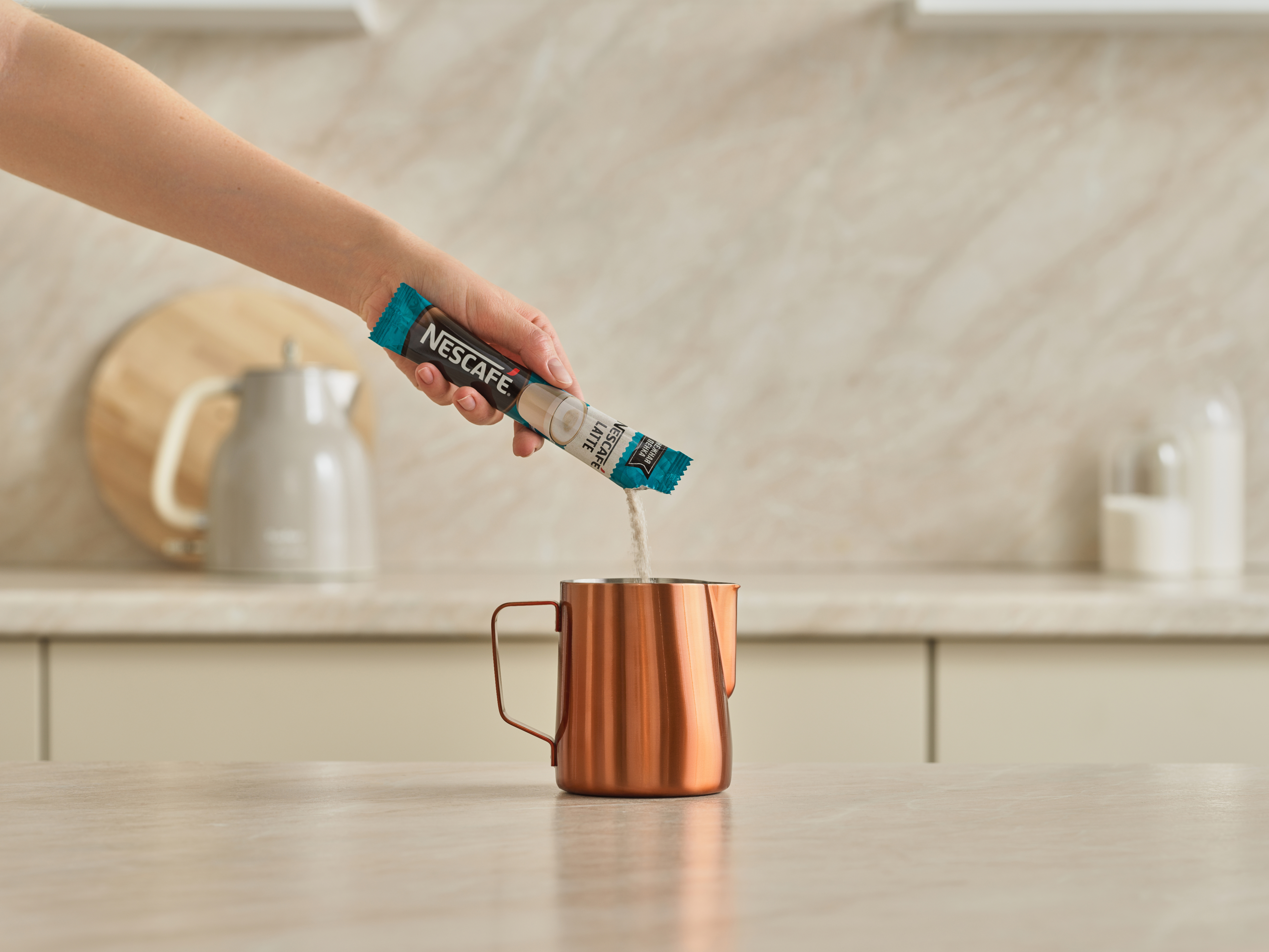 Залейте НЕСКАФÉ®Латте  горячей водой Залейте НЕСКАФÉ®Латте  горячей водой