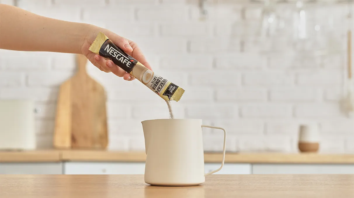 Залейте НЕСКАФÉ® Latte Plombir банановым растительным напитком
