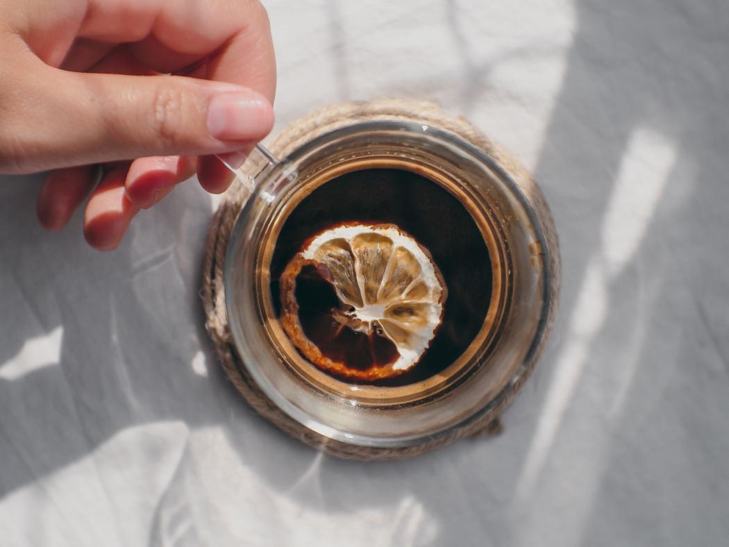 Зачем пьют кофе с лимоном, как он называется и какие есть рецепты